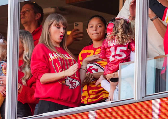 Taylor Swift acudió al duelo entre Chiefs y Chargers a apoyar a su pareja Travis Kelce